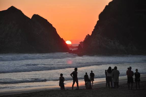 Platéia para o espetáculo do pôr-do-sol em Zipolite, no litoral Pacífico do México